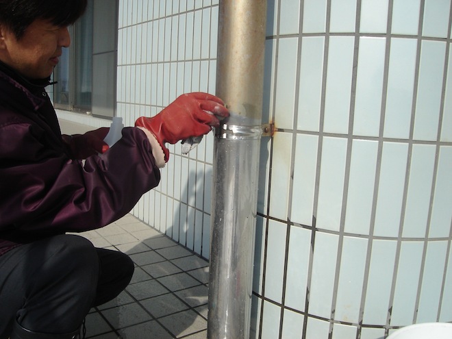 金属の汚れをおとしてます
